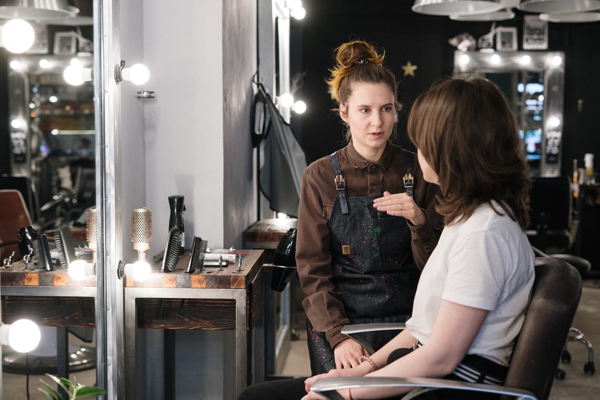 Een professional die advies geeft aan een klant in een kapsalon